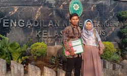 Aty Herawaty (kanan) dan kuasa hukumnya (Ahmad Zaelani) di PN Tangerang. (Foto: Istimewa)