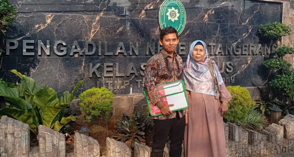 Aty Herawaty (kanan) dan kuasa hukumnya (Ahmad Zaelani) di PN Tangerang. (Foto: Istimewa)